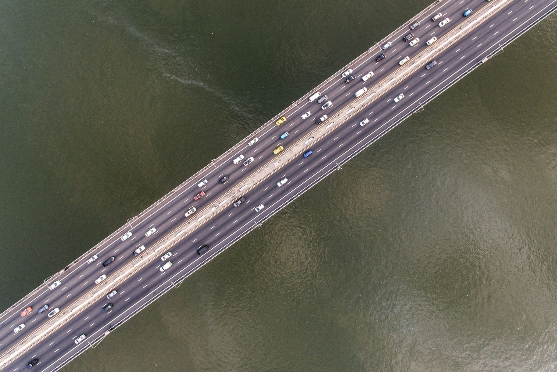 Een brug met auto's vanuit de lucht gefotografeerd