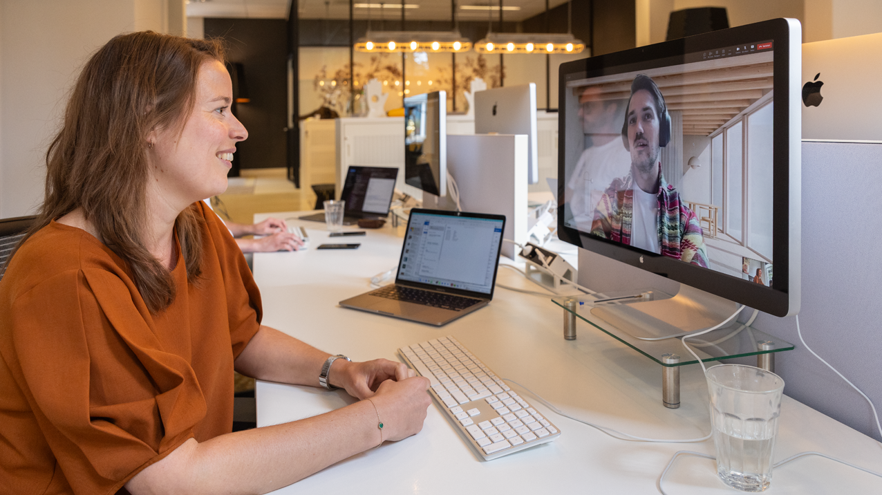 Tappanners die met elkaar overleggen via een videocall