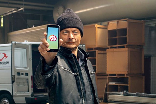 Man met bestelwagen houdt een smartphone omhoog met het logo van mono