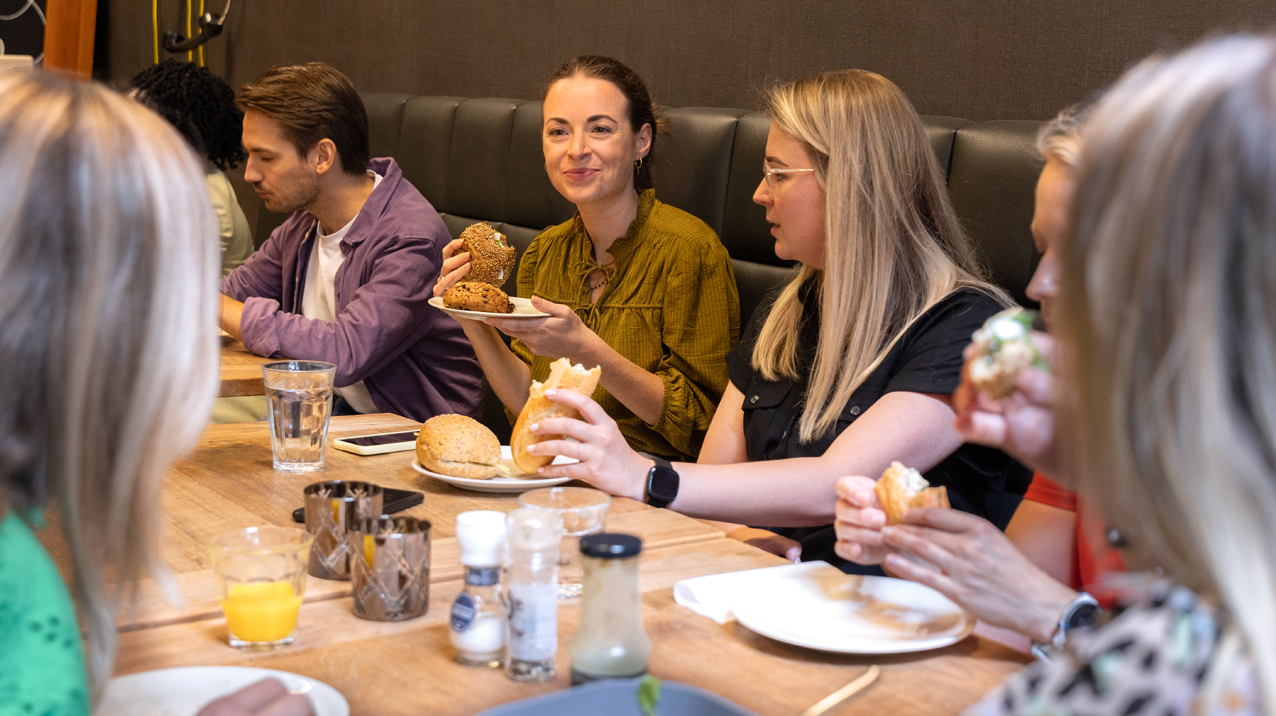 Tappanners gezamelijk aan een lunchtafel