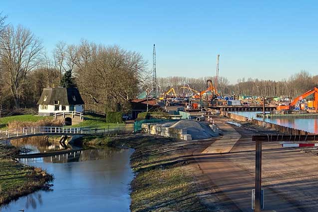 Kranen op een bouwplaats in de omgeving van Rotterdam